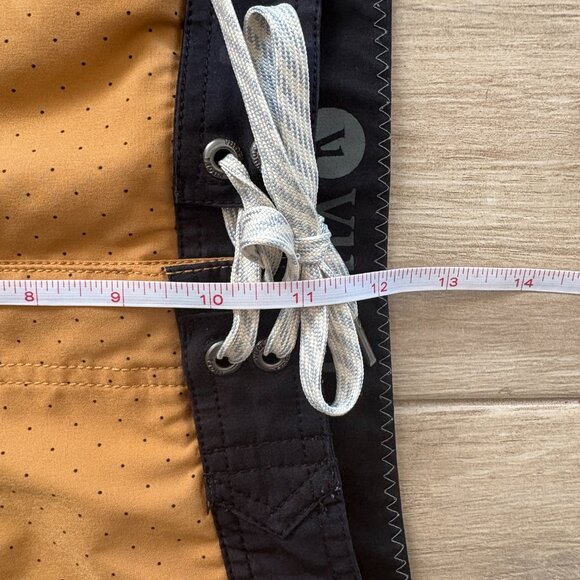 Vuori Cruise Boardshort Men's 32 Gold Black Dot Beach Summer Comfort Athleisure - Picture 7 of 8